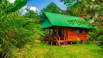 Familiehytte, flere senger, eget bad, hageutsikt | Wi-fi (inkludert) og sengetøy