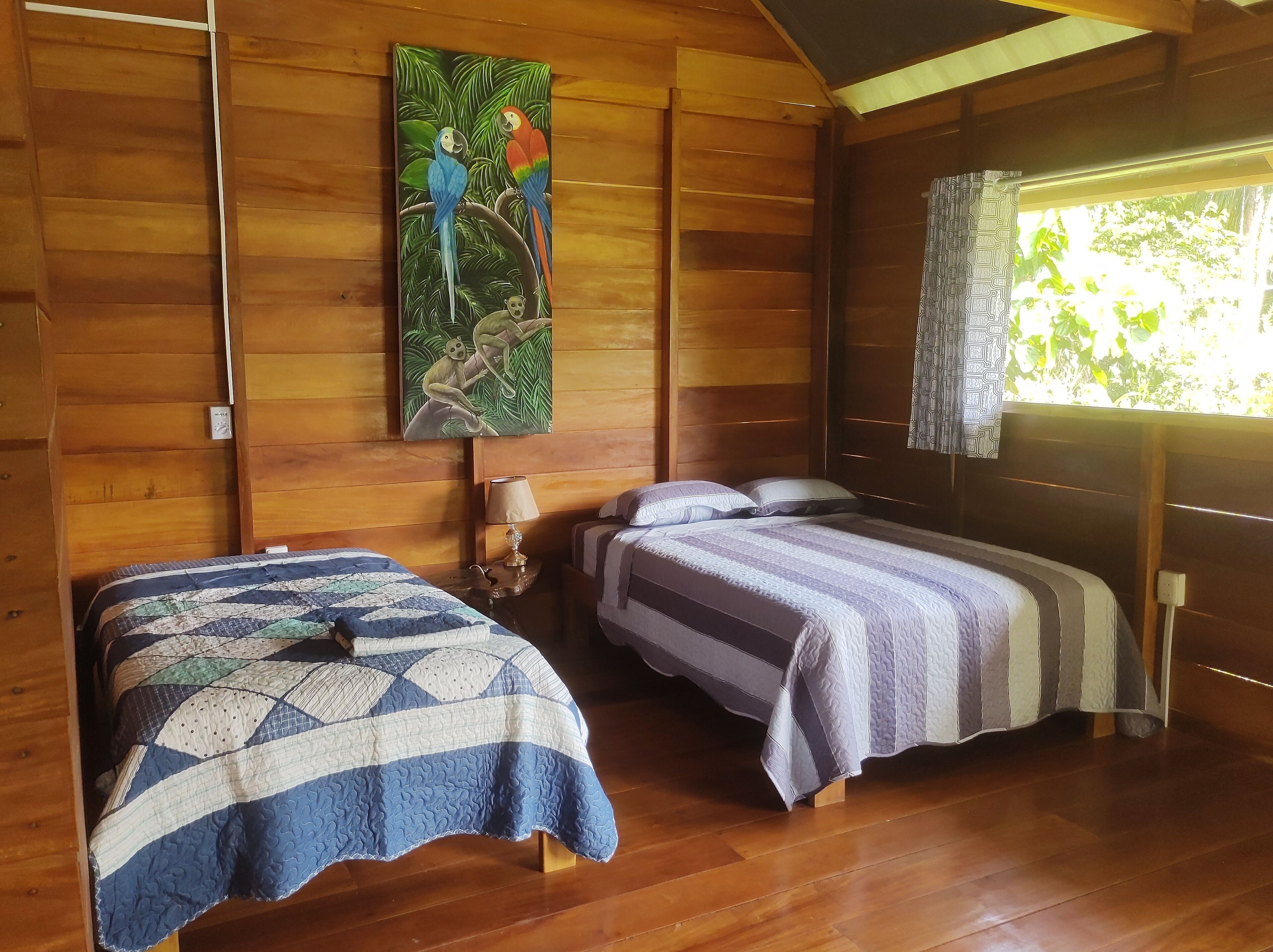 Cabaña familiar, varias camas, baño privado, vistas al jardín | Wifi gratis y ropa de cama