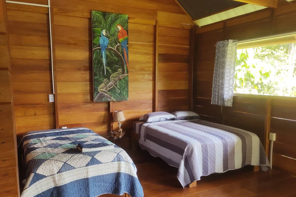 Cabaña familiar, varias camas, baño privado, vistas al jardín | Wifi gratis y ropa de cama