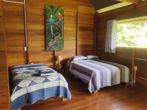 Familiehytte, flere senger, eget bad, hageutsikt | Wi-fi (inkludert) og sengetøy