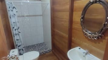 Cabane Familiale, plusieurs lits, salle de bains attenante, vue jardin | Salle de bain | Douche, douche à « effet pluie », articles de toilette gratuits