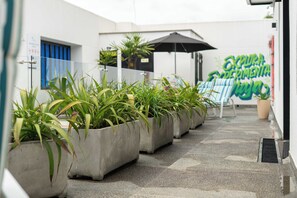 Outdoor pool, pool umbrellas - CoCo House Hotel Boutique (Pereira)
