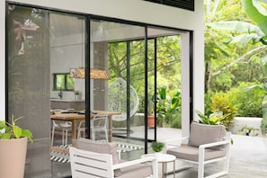 Apart-suite #2 | Living area | 42-inch Smart TV with digital channels - CoCo House Hotel Boutique (Pereira)