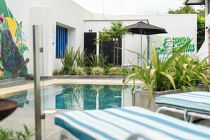 Outdoor pool, pool umbrellas - CoCo House Hotel Boutique (Pereira)