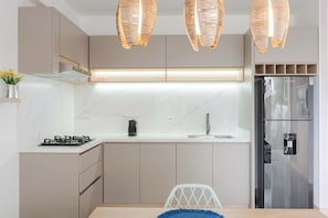 Suite Deluxe | Cuisine privée | Lave-vaisselle, cafetière-théière, vaisselle et ustensiles