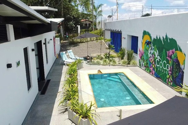 Una piscina al aire libre, sombrillas