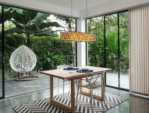 Aparta-suite #3 | Living area | 42-inch Smart TV with digital channels - CoCo House Hotel Boutique (Pereira)