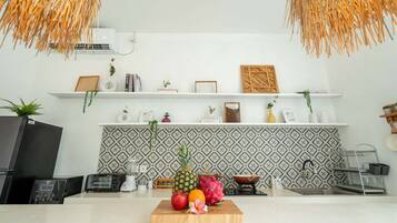 Fridge, oven, cookware/dishes/utensils, dining tables