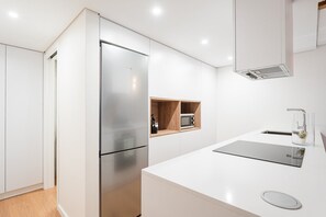 Kühlschrank, Mikrowelle, Ofen, Geschirrspüler