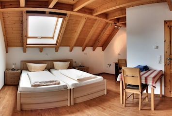 Doppelzimmer mit Dusche und WC, teilweise Etagenbad