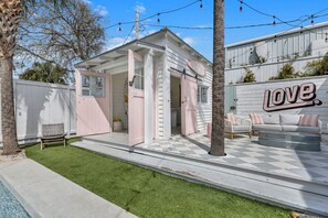 Terrace/patio - Big Mama`s Beach House! Available limited time only! 5 BDRs, POOL (Tybee Island)