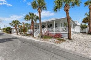 Exterior - Big Mama`s Beach House! Available limited time only! 5 BDRs, POOL (Tybee Island)