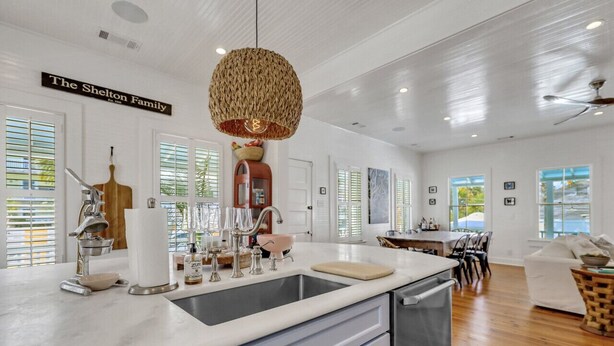 Coffee/tea maker, fridge, microwave, oven - Big Mama`s Beach House! Available limited time only! 5 BDRs, POOL (Tybee Island)