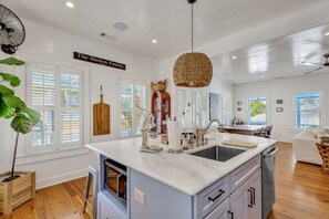 Fridge, microwave, oven, stovetop - Big Mama`s Beach House! Available limited time only! 5 BDRs, POOL (Tybee Island)