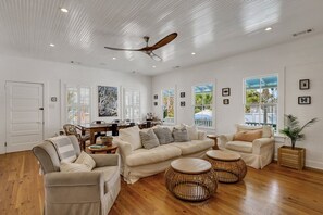 Smart TV, books - Big Mama`s Beach House! Available limited time only! 5 BDRs, POOL (Tybee Island)