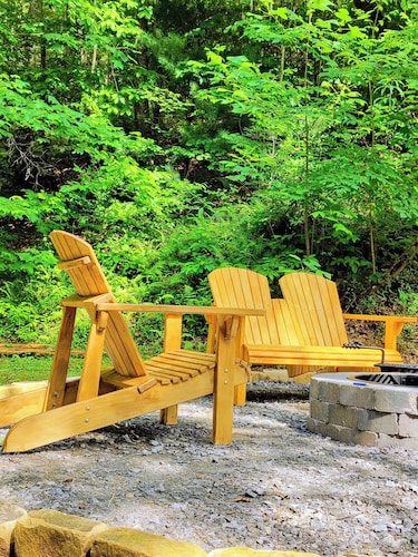 Secluded Blue Ridge Mountain Cabin: Autumn Canopy Views, Firepits & Creek Access