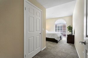 2 habitaciones, tabla de planchar con plancha y wifi gratis 