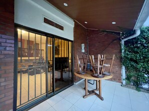 Outdoor dining - Captivating 3-Bed House in Kigali , Rwanda (Kigali)