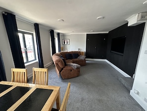 TV - Quayside Quarters Harbourside apartment (Weymouth)