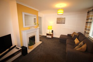 TV - 3 Bed House - Sleeps 6 - Fully Refurbished (ROWLANDS GILL)