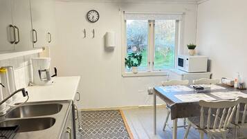 Kylskåp, mikrovågsugn, ugn och spishäll