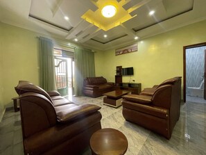TV, stereo - Stunning 2-Bed Apartment in Kigali (Kigali)