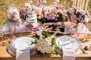 Outdoor dining - The Fairytale Cottage at High Rock Castle (Monroe)