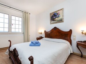 4 bedrooms, iron/ironing board, WiFi