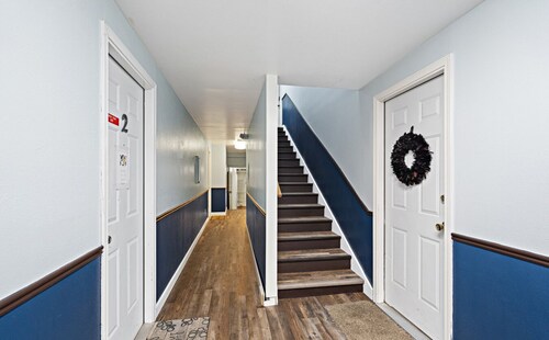 5 Min walk to restaurants/cafes, 8 min drive to airport, 10 min walk to trails.