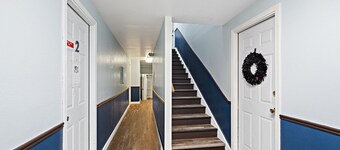 5 Min walk to restaurants/cafes, 8 min drive to airport, 10 min walk to trails.