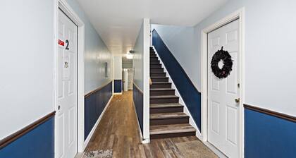 5 Min walk to restaurants/cafes, 8 min drive to airport, 10 min walk to trails.