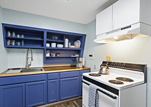 Kjøleskap, mikrobølgeovn, ovn og kokeplater