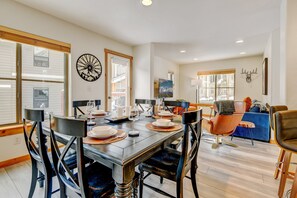 Dining - Luxury Chalet 100 I Private Hot Tub I Great Views I Arcade I Best Price I Discounted Attractions (Winter Park)