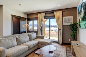 TV connectée, cheminée, jeux vidéo, table de tennis de table