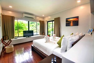 Yapak Villa | Individually decorated, individually furnished, desk, laptop workspace