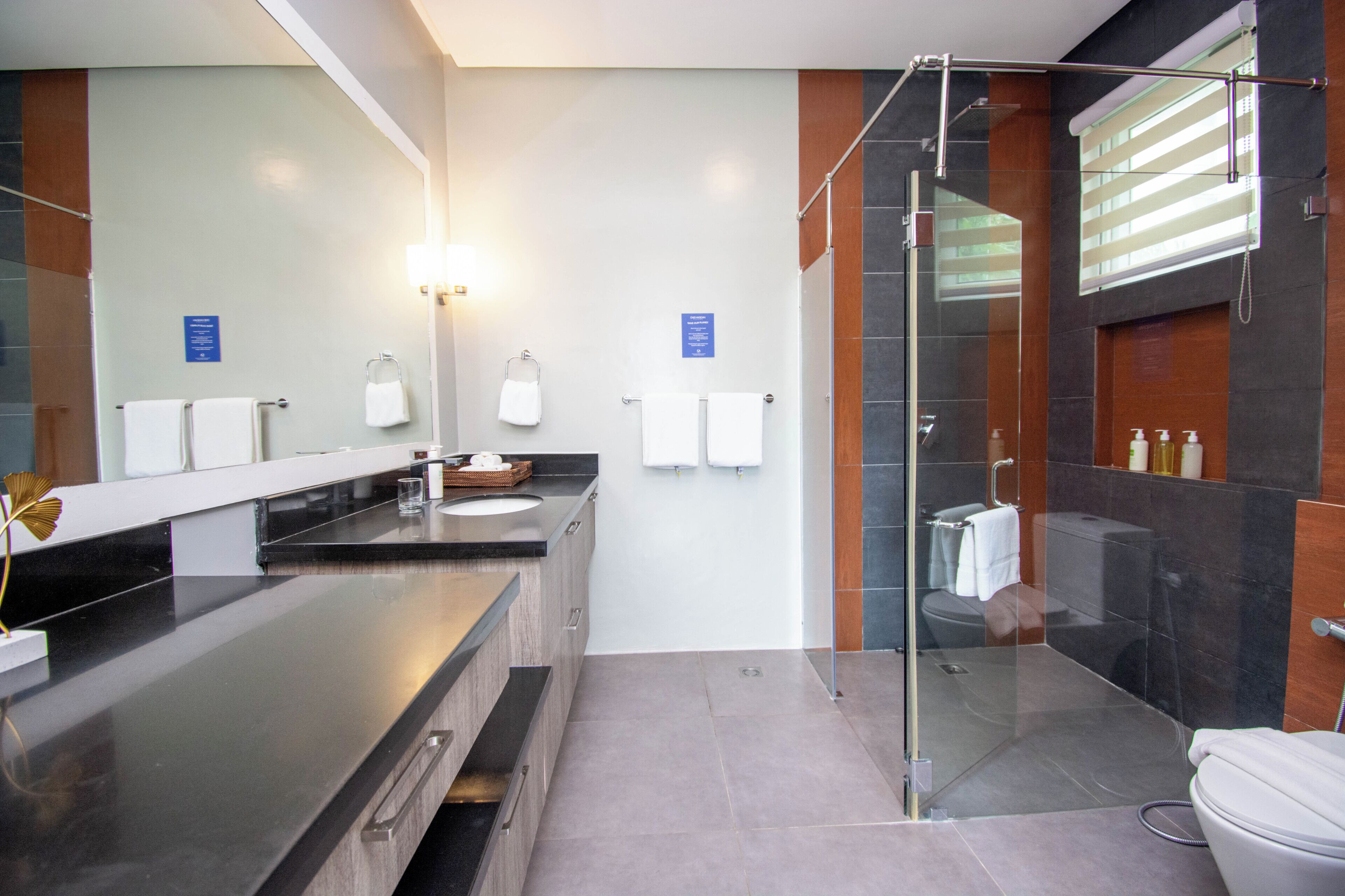 Pihala Villa | Salle de bain | Douche, douche à « effet pluie », articles de toilette gratuits