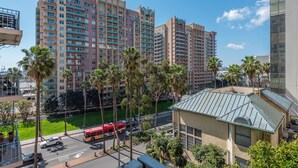 A multi-story residential building with balconies, surrounded by palm trees and a clear sky. - Executive-next to Convention Center + Free Parking (Long Beach)