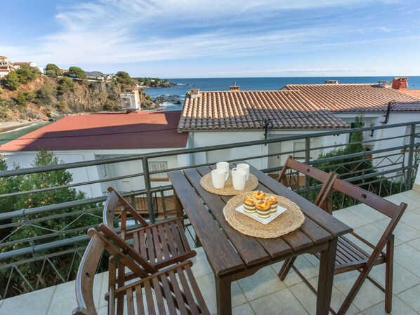 Outdoor dining - Mar i Muntanya I by Interhome (Llançà)