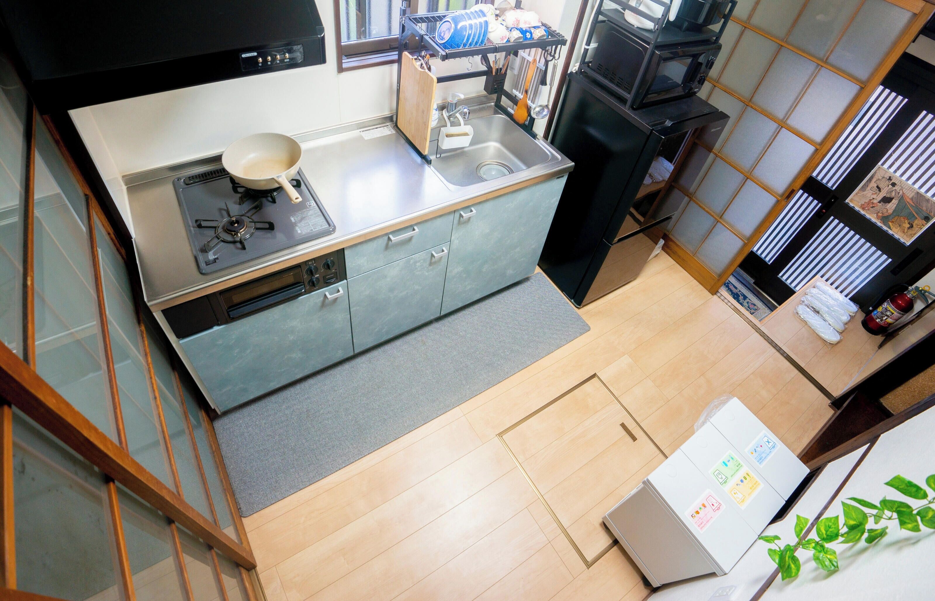 冷蔵庫、電子レンジ、オーブン、コンロ