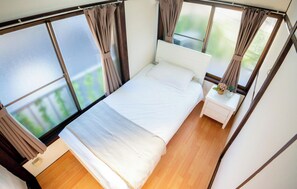 2 bedrooms, desk, travel crib, free WiFi - Charming House by the Cherry Blossoms of Takino River (北区)