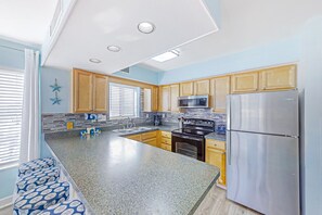 Kylskåp, mikrovågsugn, ugn och spishäll