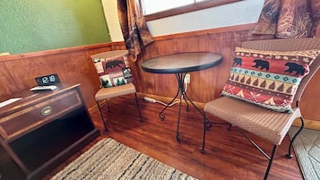 Deluxe-Studiosuite, 1 King-Bett, Kochnische, Erdgeschoss | Wohnbereich