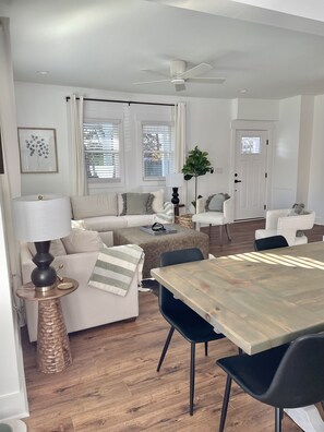Smart TV, books - Phenomenal in Fuquay-Sleeps 11- Weddings, Pets, Minutes to High Grove Estates!!! (Fuquay-Varina)