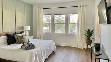 4 bedrooms, desk, iron/ironing board, travel crib