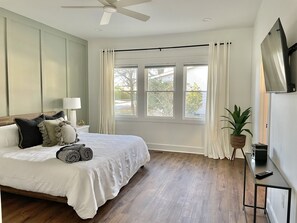 4 habitaciones, escritorio y tabla de planchar con plancha 