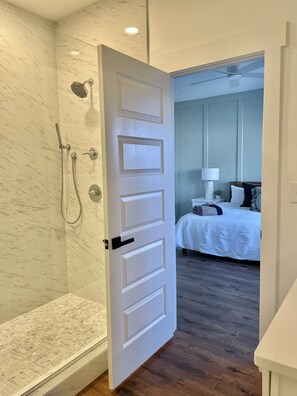 Een douche, een haardroger, handdoeken, zeep