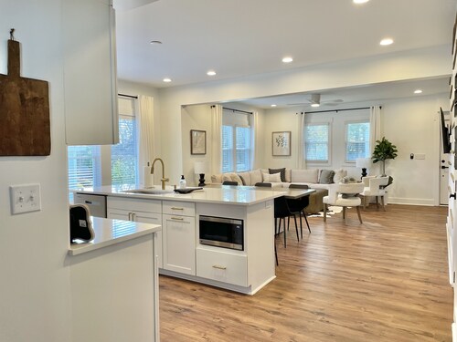 Phenomenal in Fuquay-Sleeps 11- Weddings, Pets, Minutes to High Grove Estates!!!