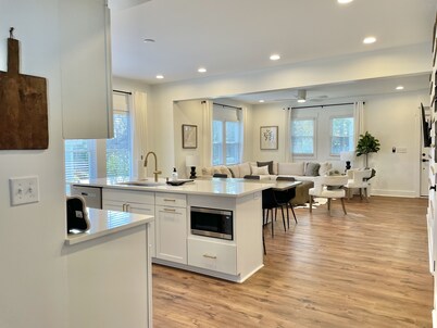 Phenomenal in Fuquay-Sleeps 11- Weddings, Pets, Minutes to High Grove Estates!!!