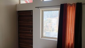 デラックス ルーム バルコニー ヒルビュー | 客室内のダイニングエリア
