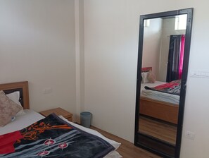 Oven, dishwasher, rice cooker, cookware/dishes/utensils - Shadhna Holiday Homes (Nainital)